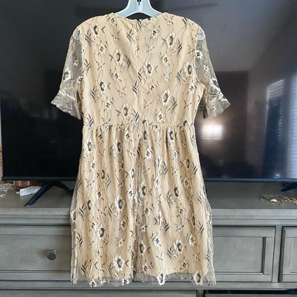 Francesca's Liv Floral Lace Shift Dress Beige/Gray. . Size Medium - Picture 10 of 15